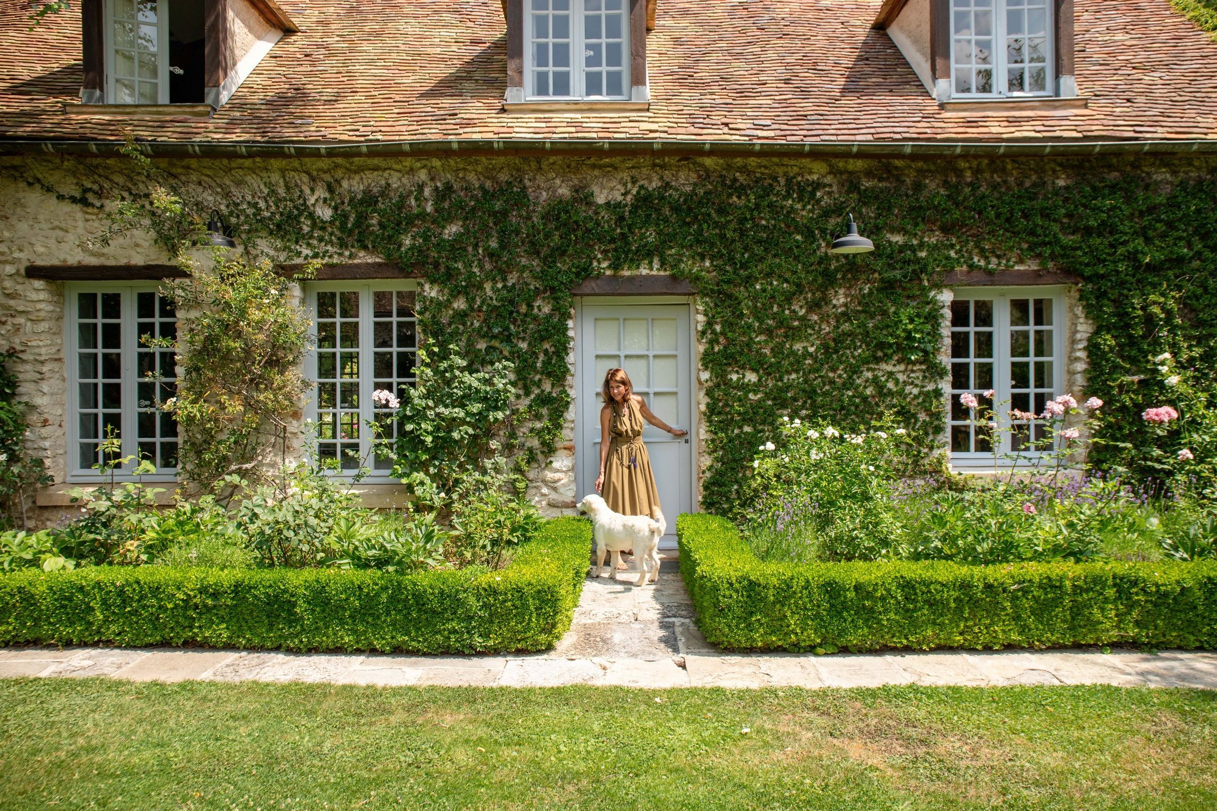 woman-dog-pet-friendly-country-house