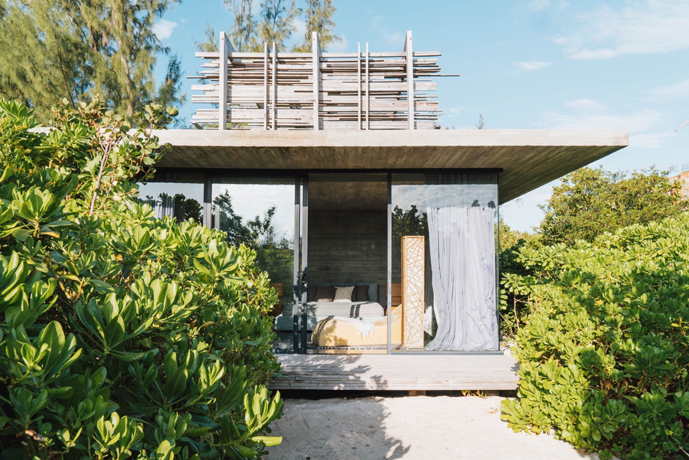 jeunes-filles-raquettes-plage-tropiques-caraibes