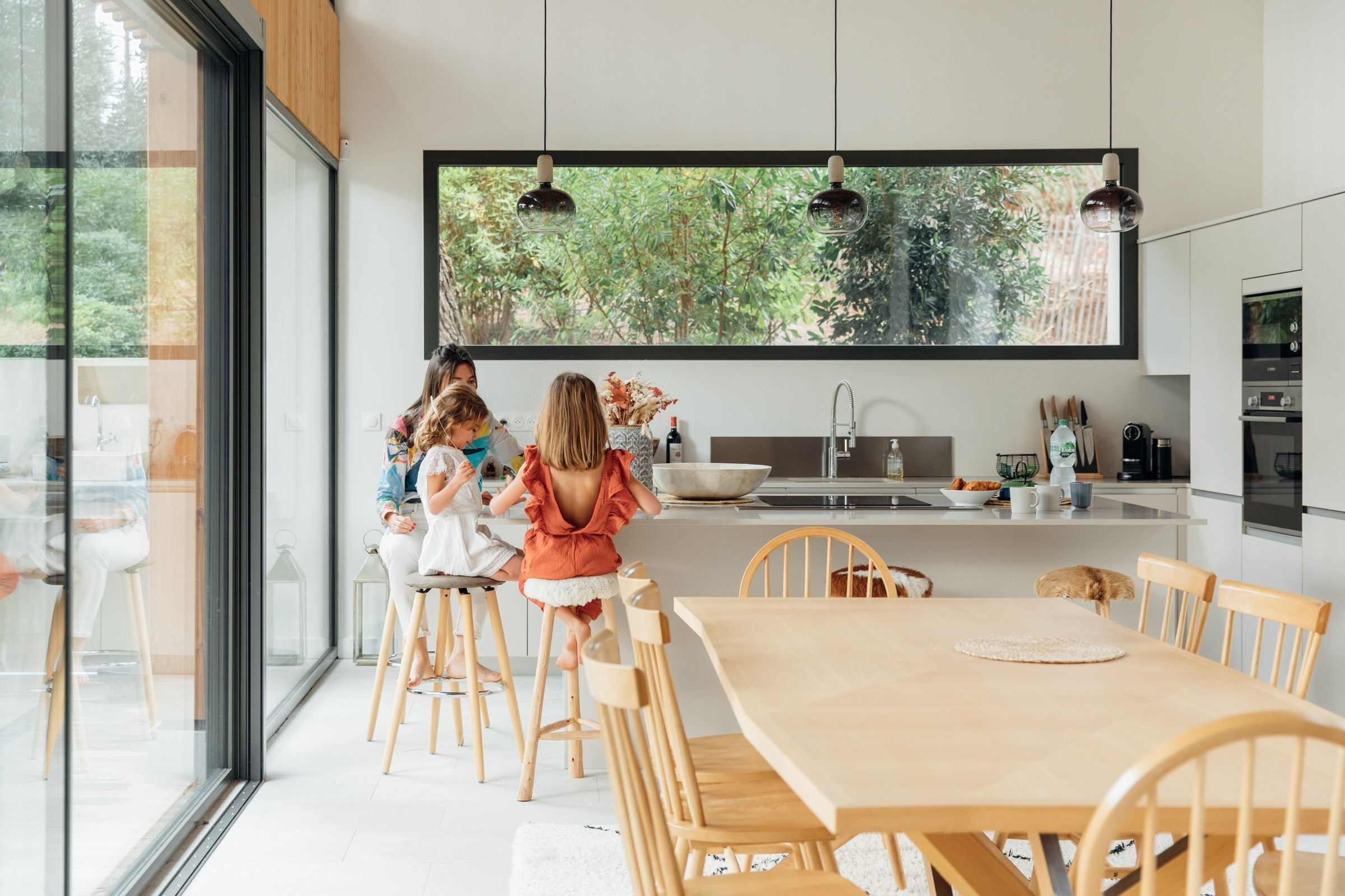trois-enfants-prenant-gouter-cuisine-villa-de-luxe-sud-de-la-france