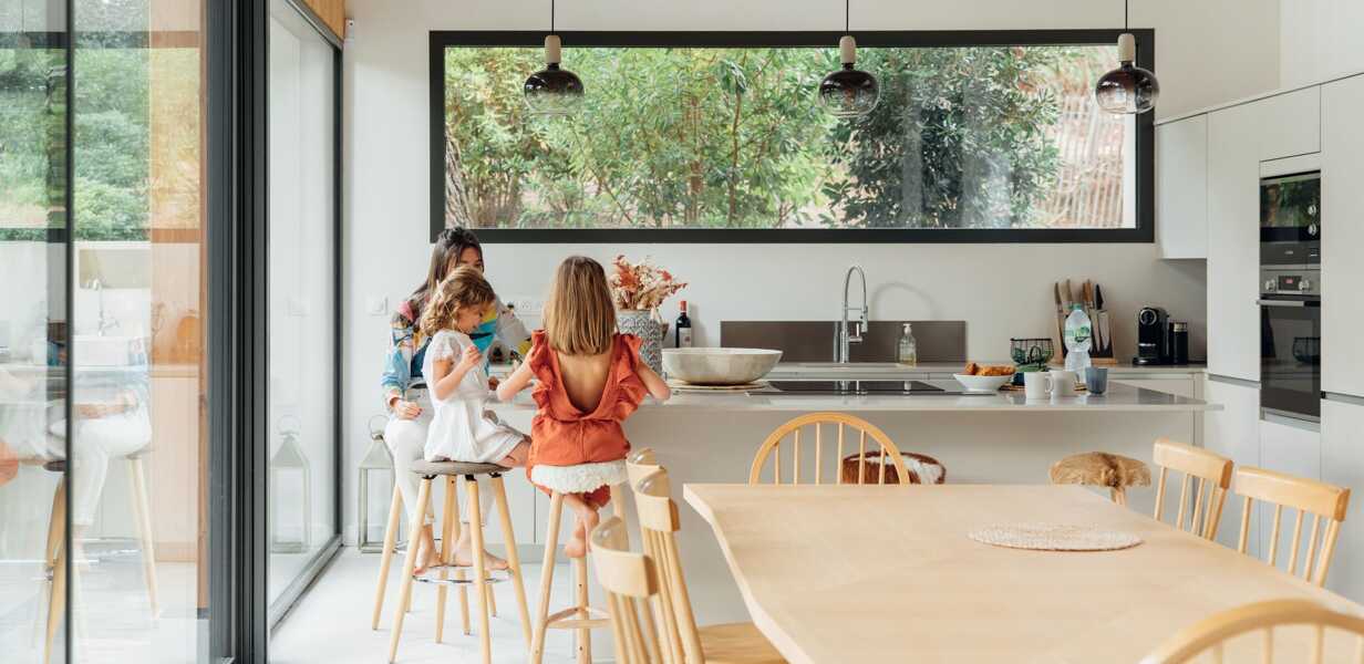 trois-enfants-prenant-gouter-cuisine-villa-de-luxe-sud-de-la-france