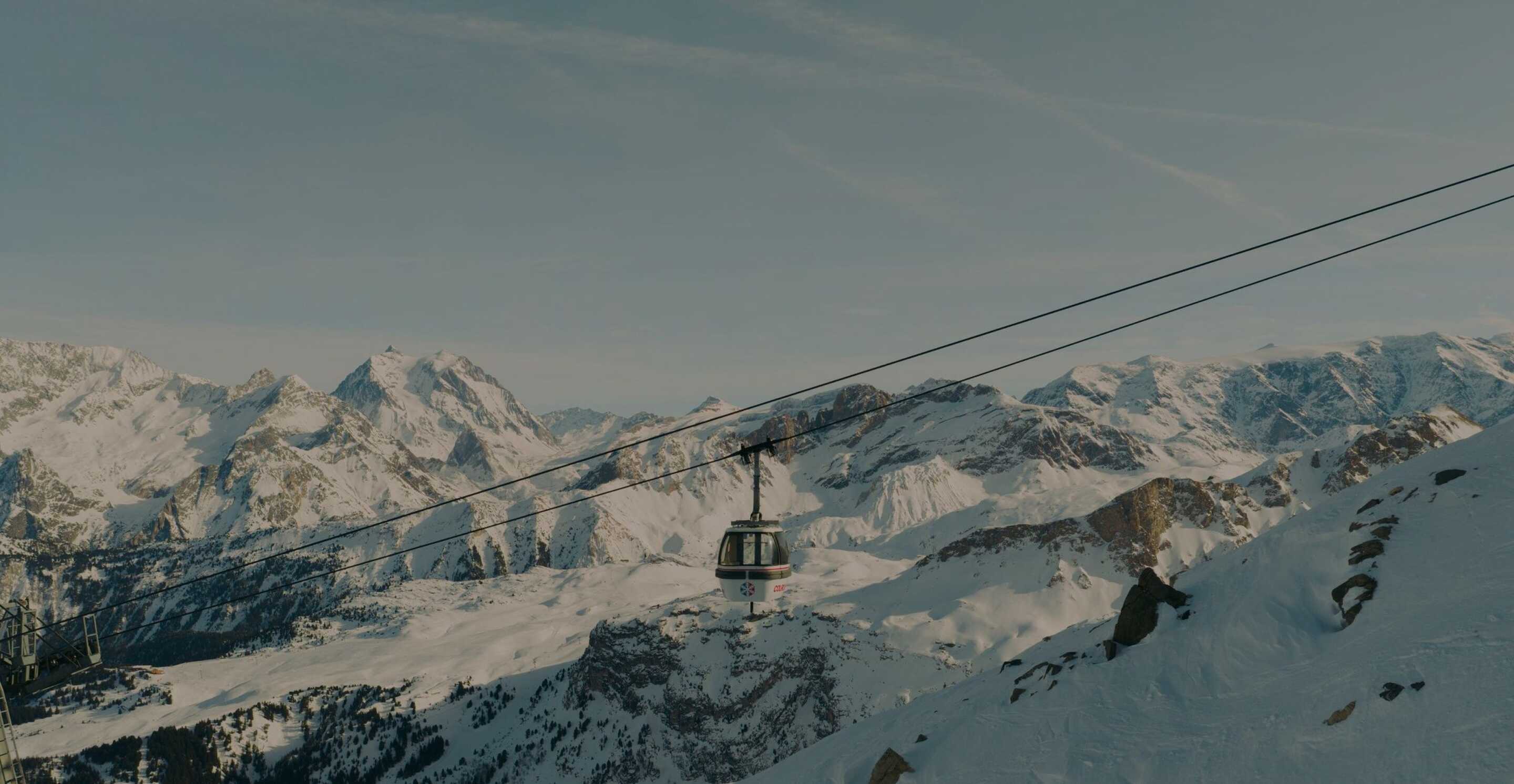 family going skiing in les 3 vallées