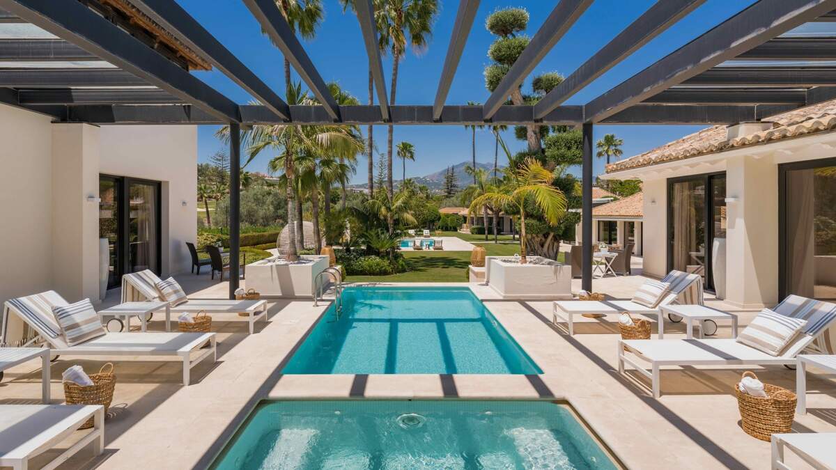 8076