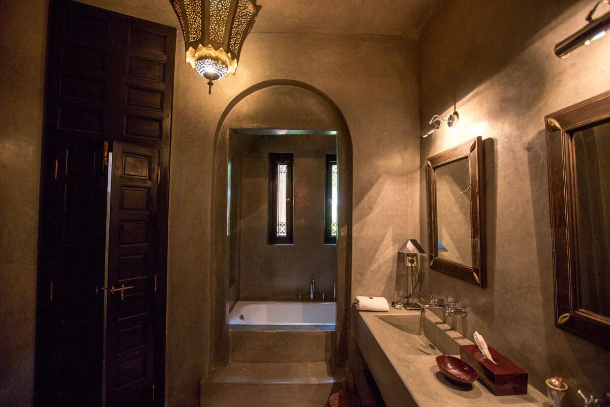 8453
