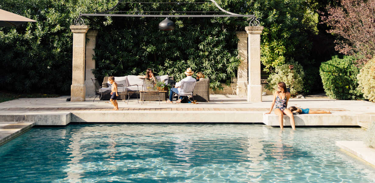 famille-s-amusant-au-bord-de-la-piscine-d-une-villa-de-luxe-en-provence