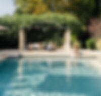 famille-s-amusant-au-bord-de-la-piscine-d-une-villa-de-luxe-en-provence