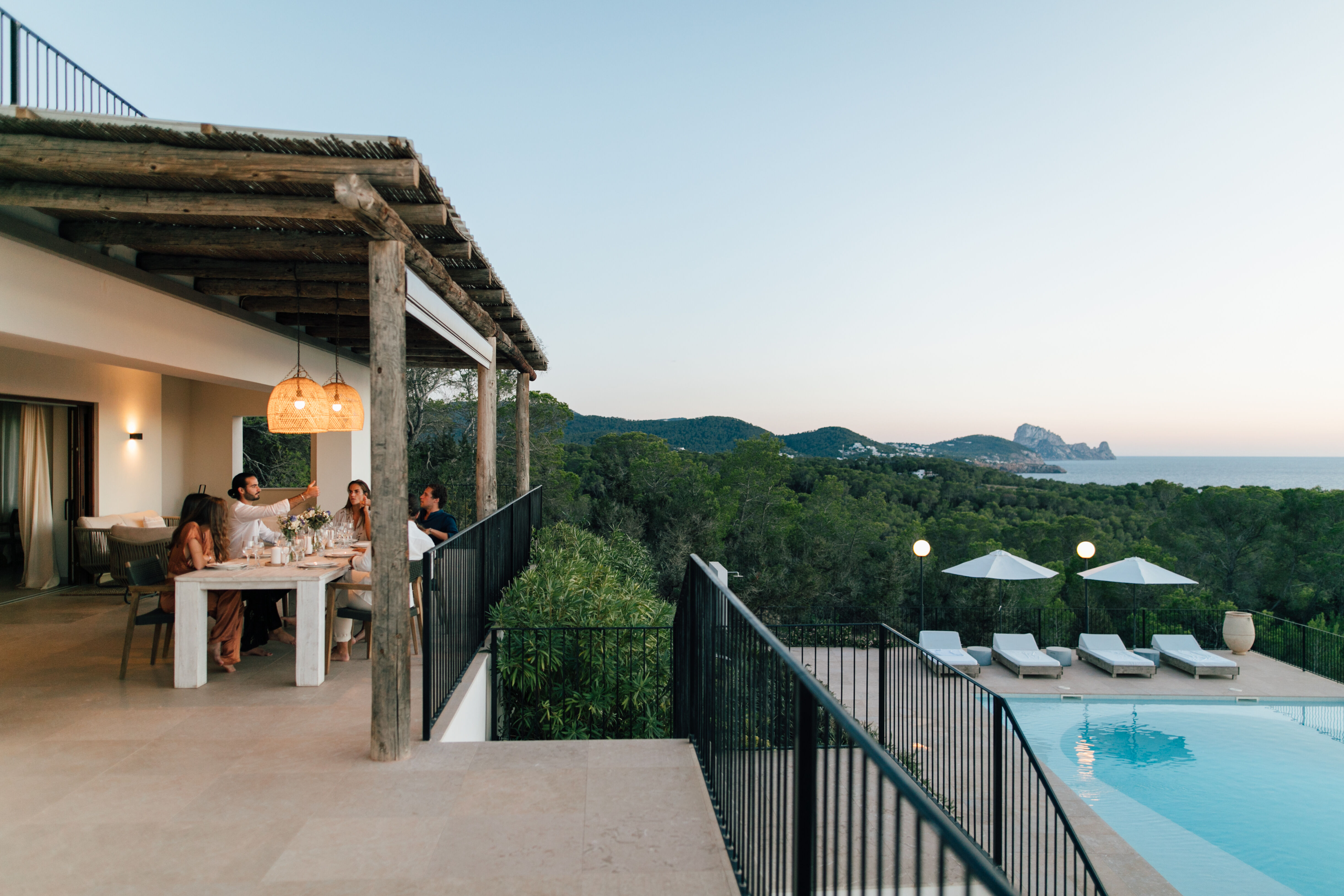 Diner en famille sur la terrasse d'une villa de luxe à Ibiza
