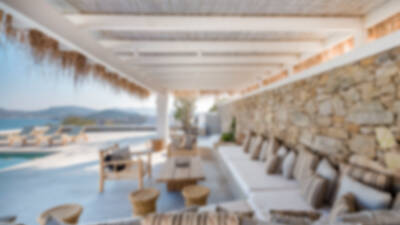 terrasse-couverte-avec-piscine-debordement-vue-nature-villa-de-luxe-mykonos