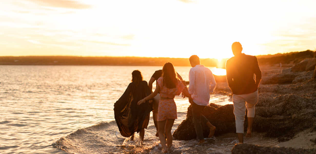 friends-group-sunset-beach