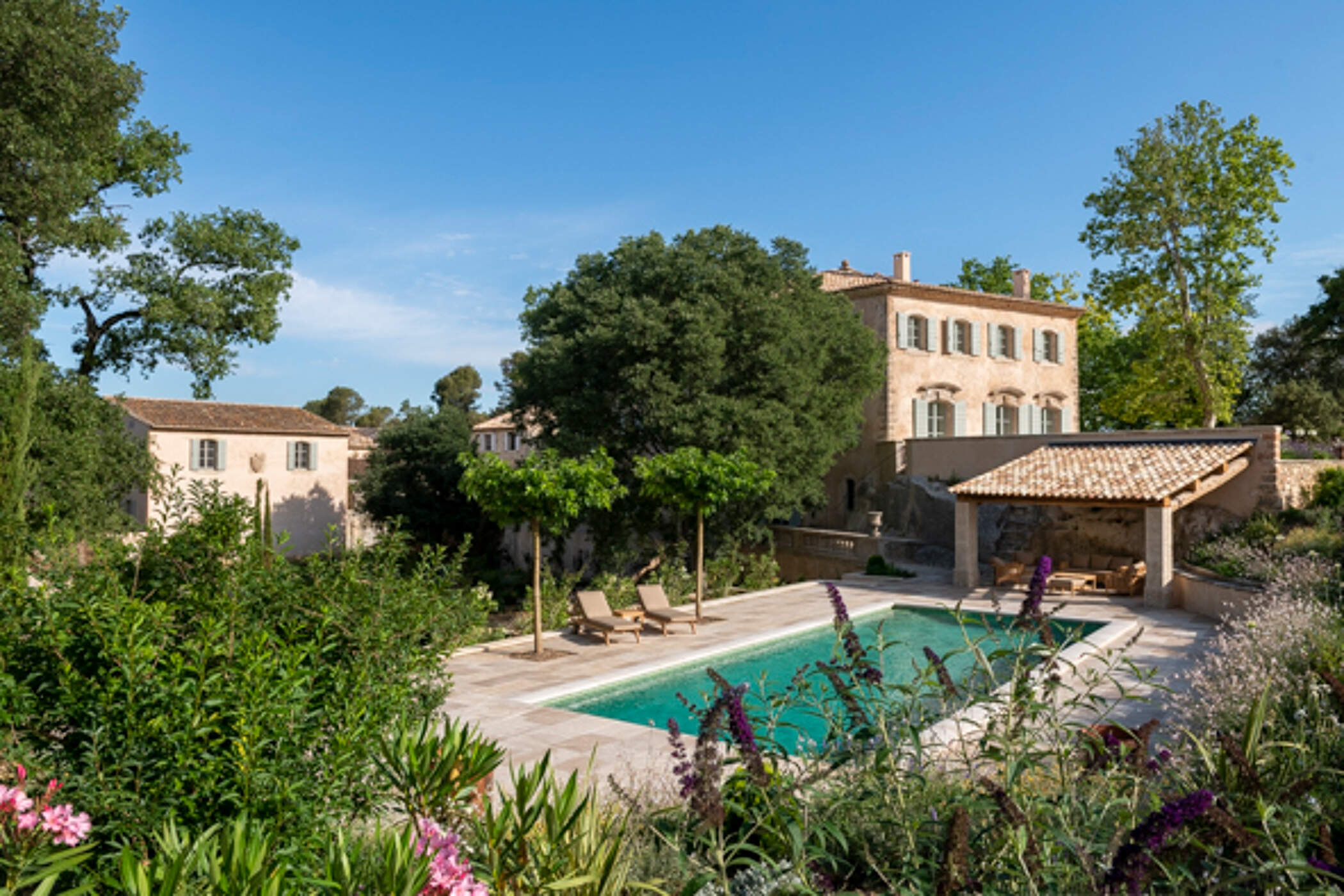 Château De Carignan In Bonnieux And Surroundings - Le Collectionist